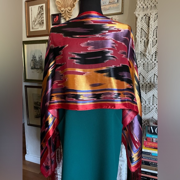 Geometric pattern silk scarf - Picture 4 of 9